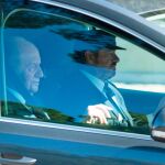 El rey Juan Carlos, invitado a la boda de Rafa Nadal y Mery Perellóa, a su llegada en coche sa Fortalesa. EFE/ Lliteres