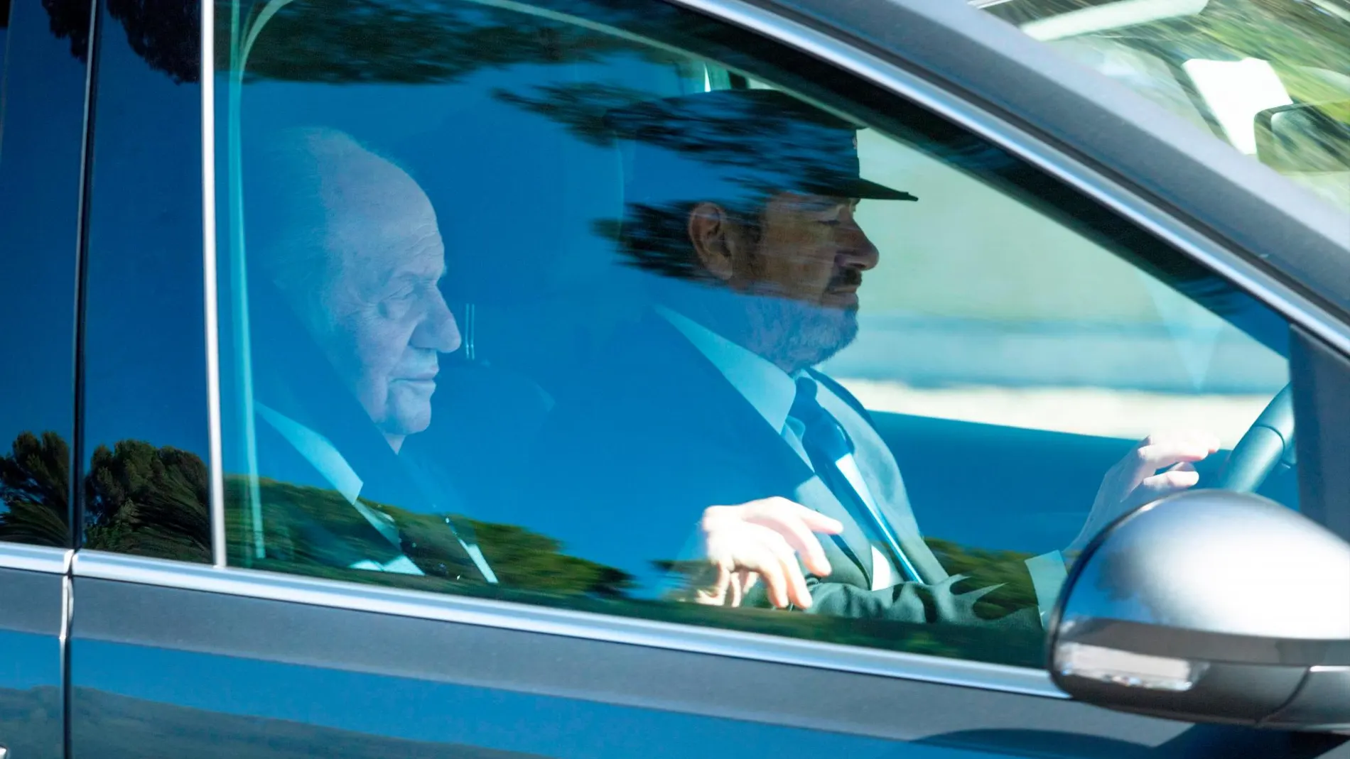 El rey Juan Carlos, invitado a la boda de Rafa Nadal y Mery Perellóa, a su llegada en coche sa Fortalesa. EFE/ Lliteres