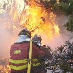 La UME continúa desplegada en las labores de extinción del incendio de La Granja que ya ha alcanzado la zona de Rascafría, en Madrid