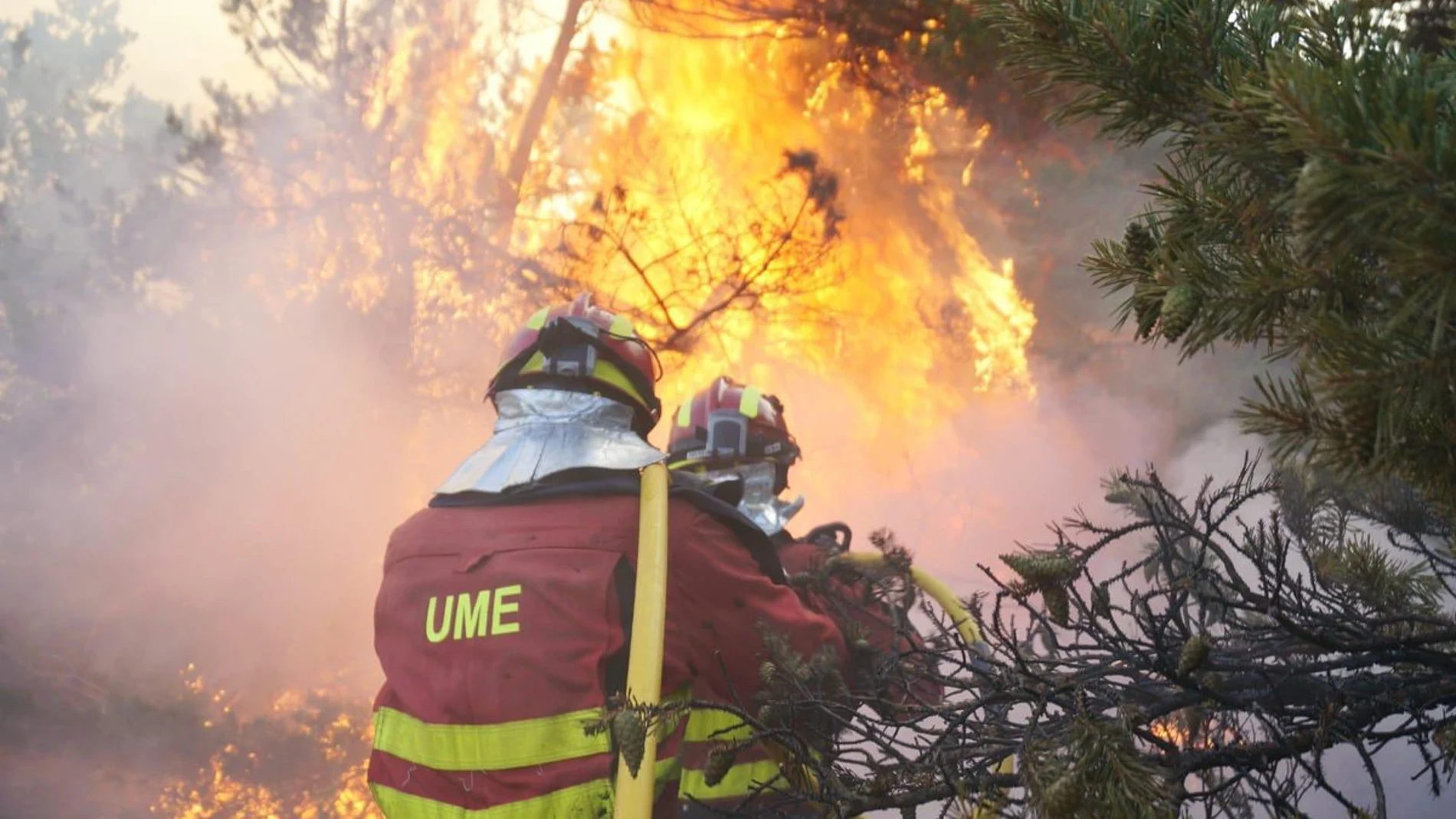 La UME continúa desplegada en las labores de extinción del incendio de La Granja que ya ha alcanzado la zona de Rascafría, en Madrid