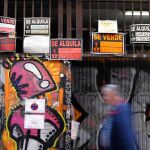 Anuncios inmobiliarios de particulares en una calle de Madrid