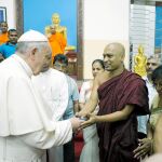 El Papa Francisco, en el encuentro que mantuvo con varios monjes budistas en Sri Lanka en enero de 2015