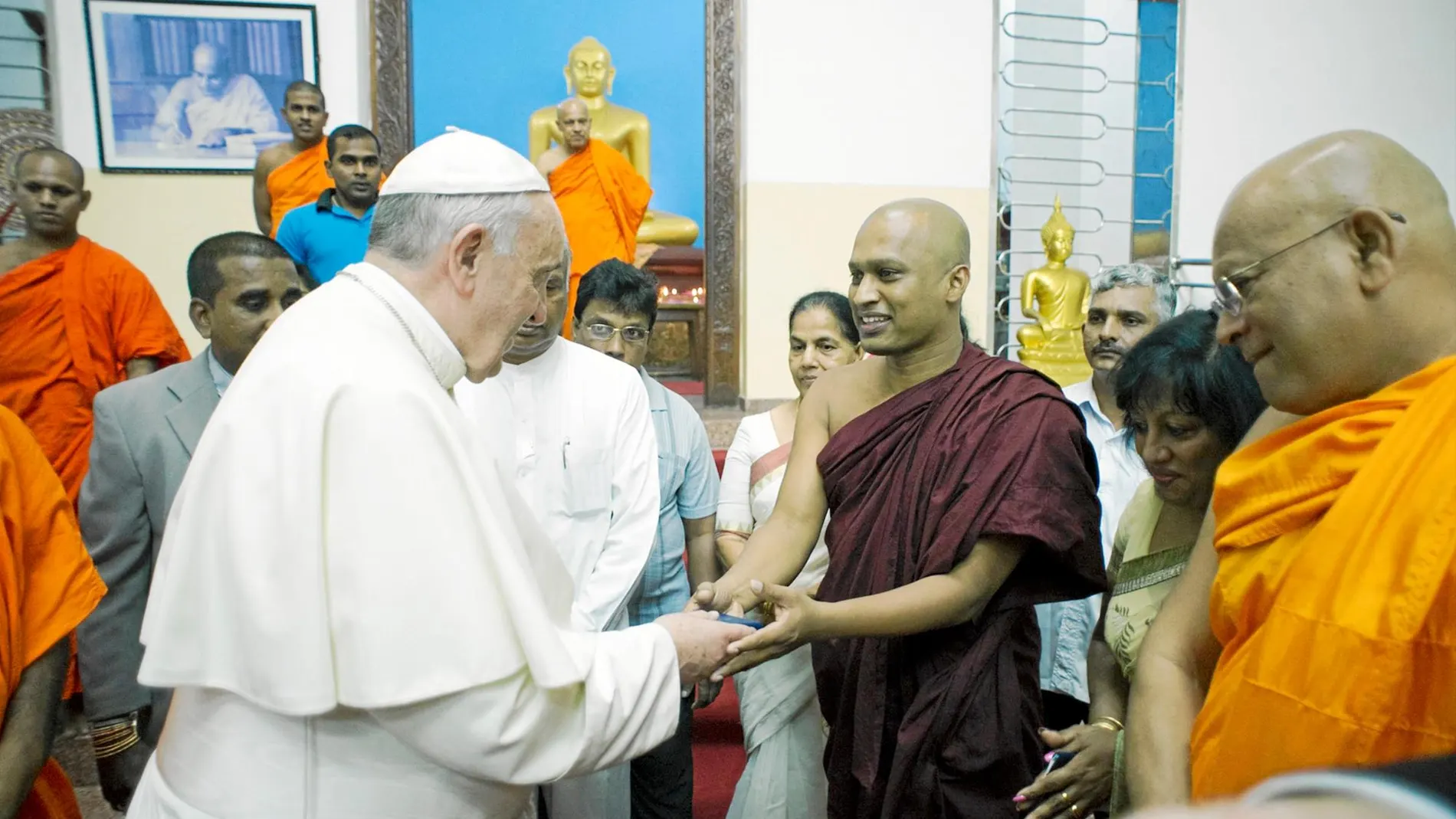 El Papa Francisco, en el encuentro que mantuvo con varios monjes budistas en Sri Lanka en enero de 2015