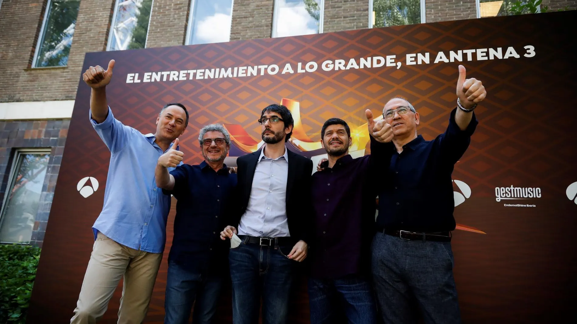 "Los Lobos"ganadores del programa de televisión "Boom", junto al presentador del programa, Juan Ramón Bonet (centro)