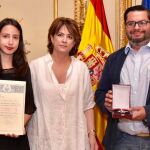El hermano y la sobrina de la periodista recogen el premio a título póstumo de manos de Dolores Delgado