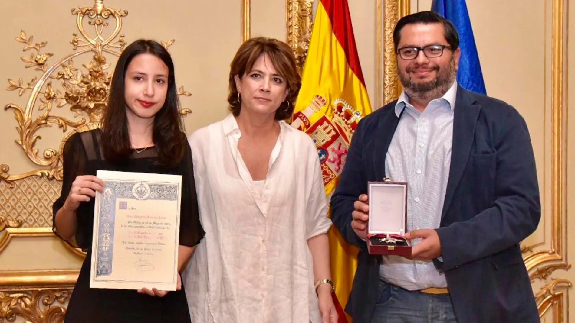 El hermano y la sobrina de la periodista recogen el premio a título póstumo de manos de Dolores Delgado