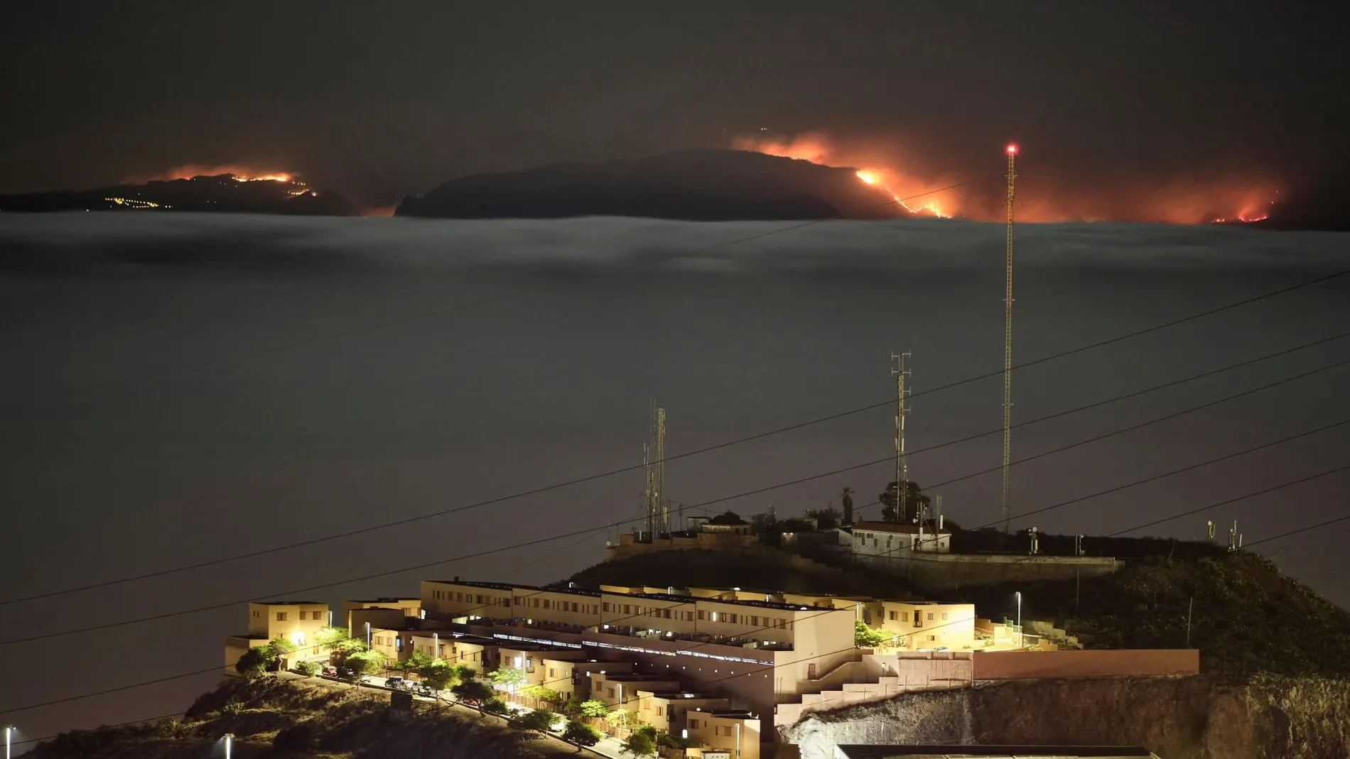Labores de extinción del incendio de Valleseco en Canarias/ap