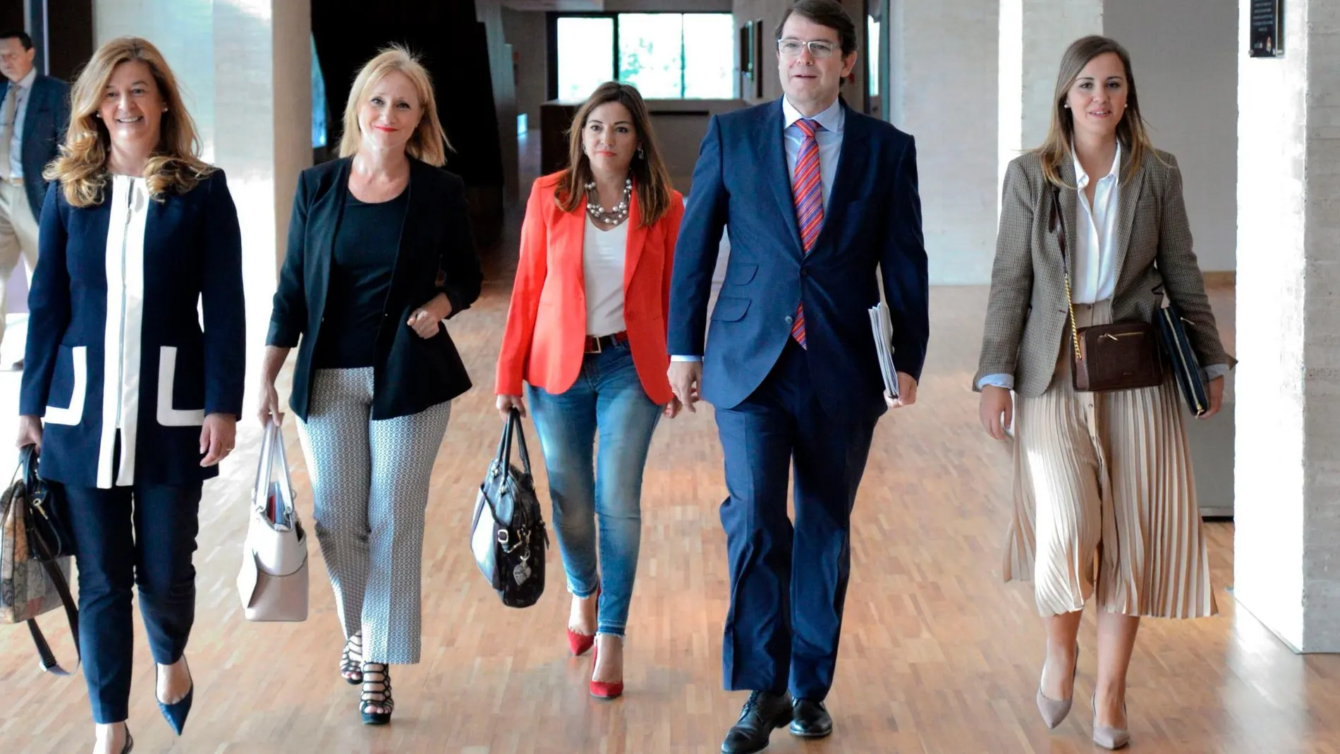 Fernández Mañueco llega al hemiciclo junto a las procuradoras del PP, Carmen Sánchez, Leticia García, Rosa Esteban y Noemí Rojo