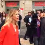 Cayetana Álvarez de Toledo siendo increpada en Cataluña