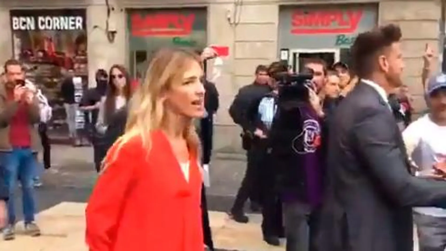 Cayetana Álvarez de Toledo siendo increpada en Cataluña