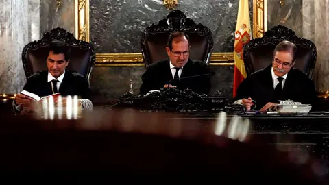 El magistrado Andrés Palomo del Arco, a la derecha de la imagen, ha sido el ponente de la sentencia