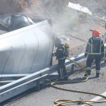 Fallece el conductor de un camión que se incendió tras volcar a la altura de Ponferrada