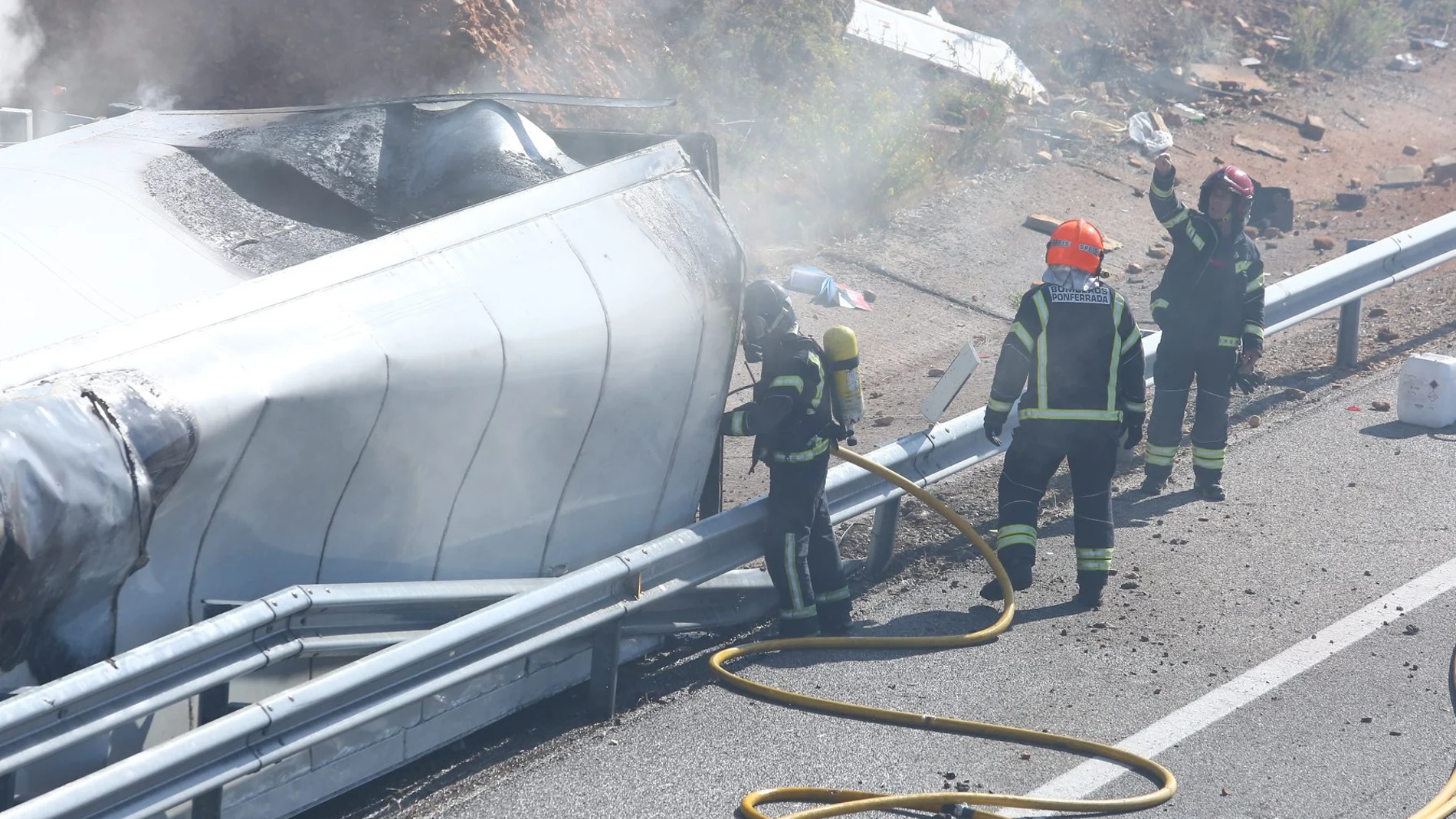Fallece el conductor de un camión que se incendió tras volcar a la altura de Ponferrada