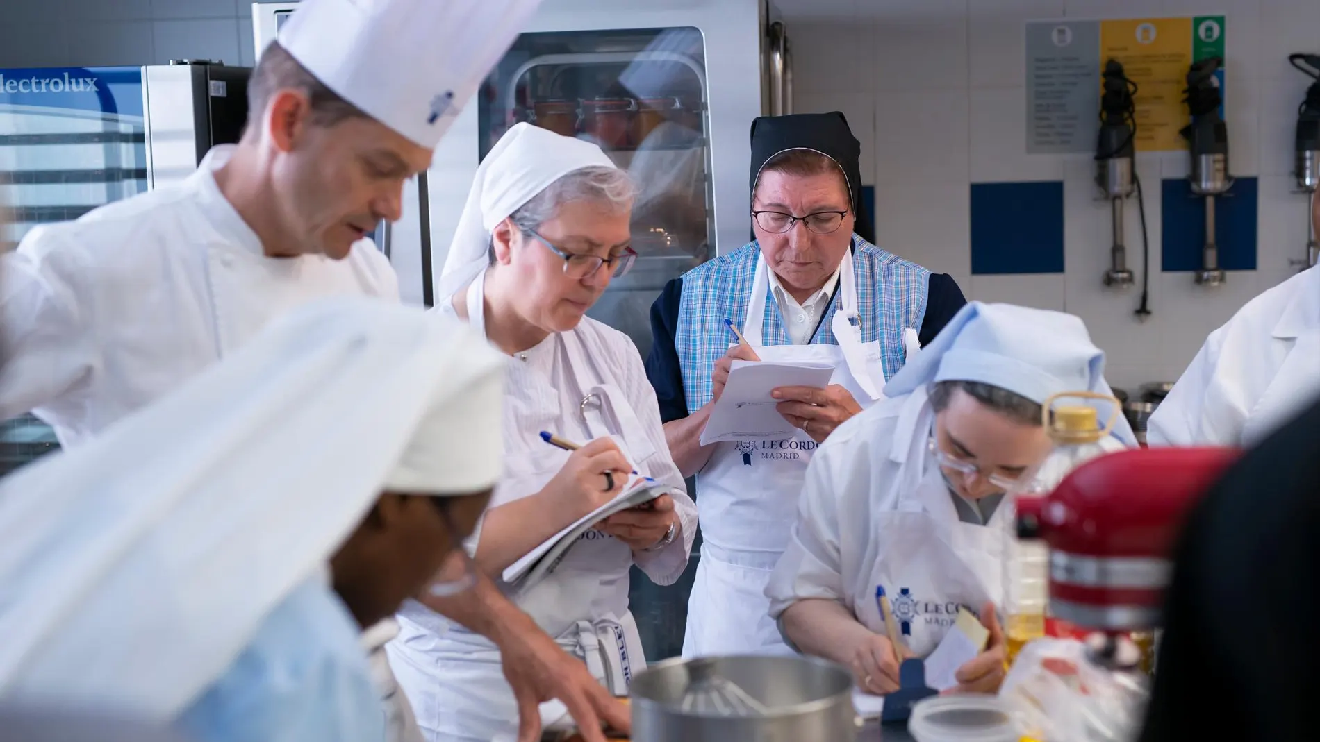 El chef de Le Cordon Bleu Madrid, David Millet, junto a las hermanas en un momento del curso