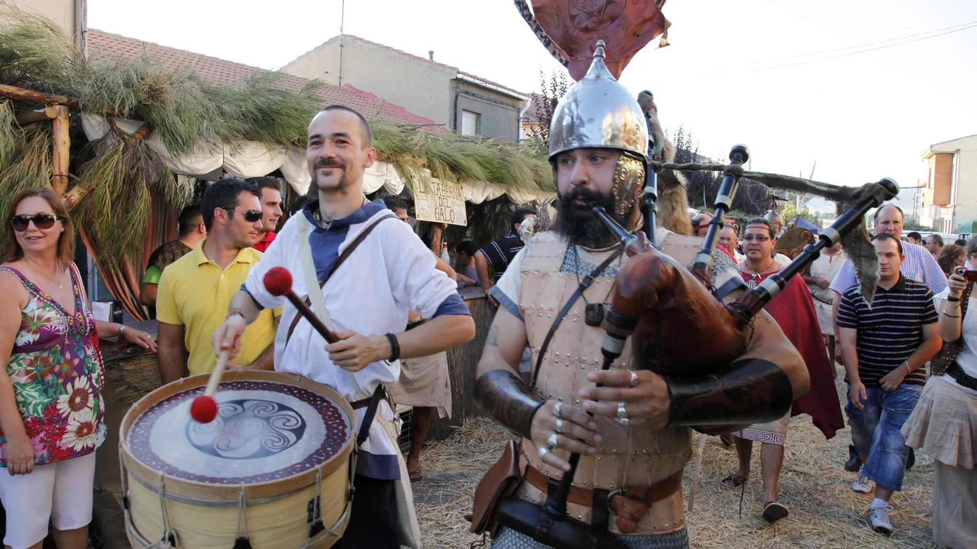 Un grupo de músicos ameniza el festival Luna Celta, en Solosancho (Ávila)