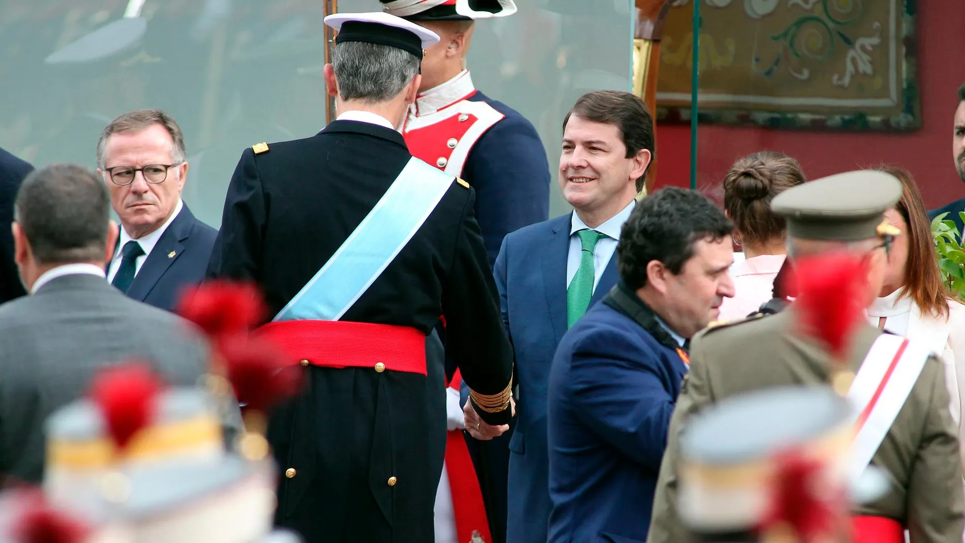 El presidente de la Junta, Alfonso Fernández Mañueco, saluda al rey Felipe VI en los actos de la celebración del Día Nacional de España.