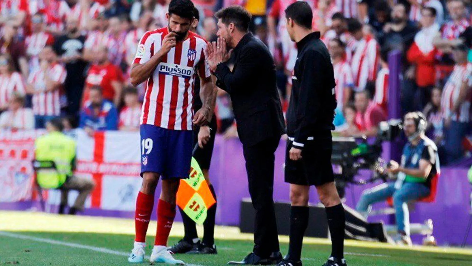Diego Costa recibe instrucciones de Simeone