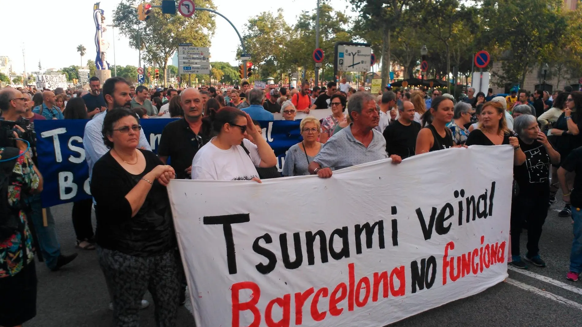 Más de 500 personas se manifiestan "por el civismo y la seguridad"en Barcelona