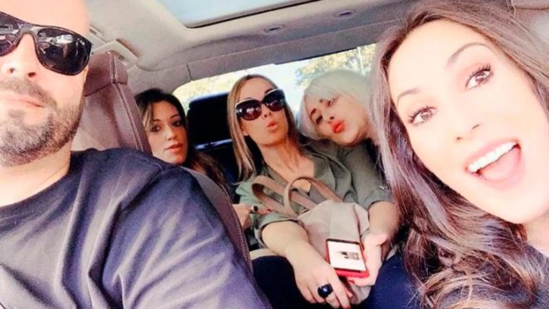 La artista compartió en Instagram una foto tomada en un coche, muy feliz, y con la leyenda “Dream team”