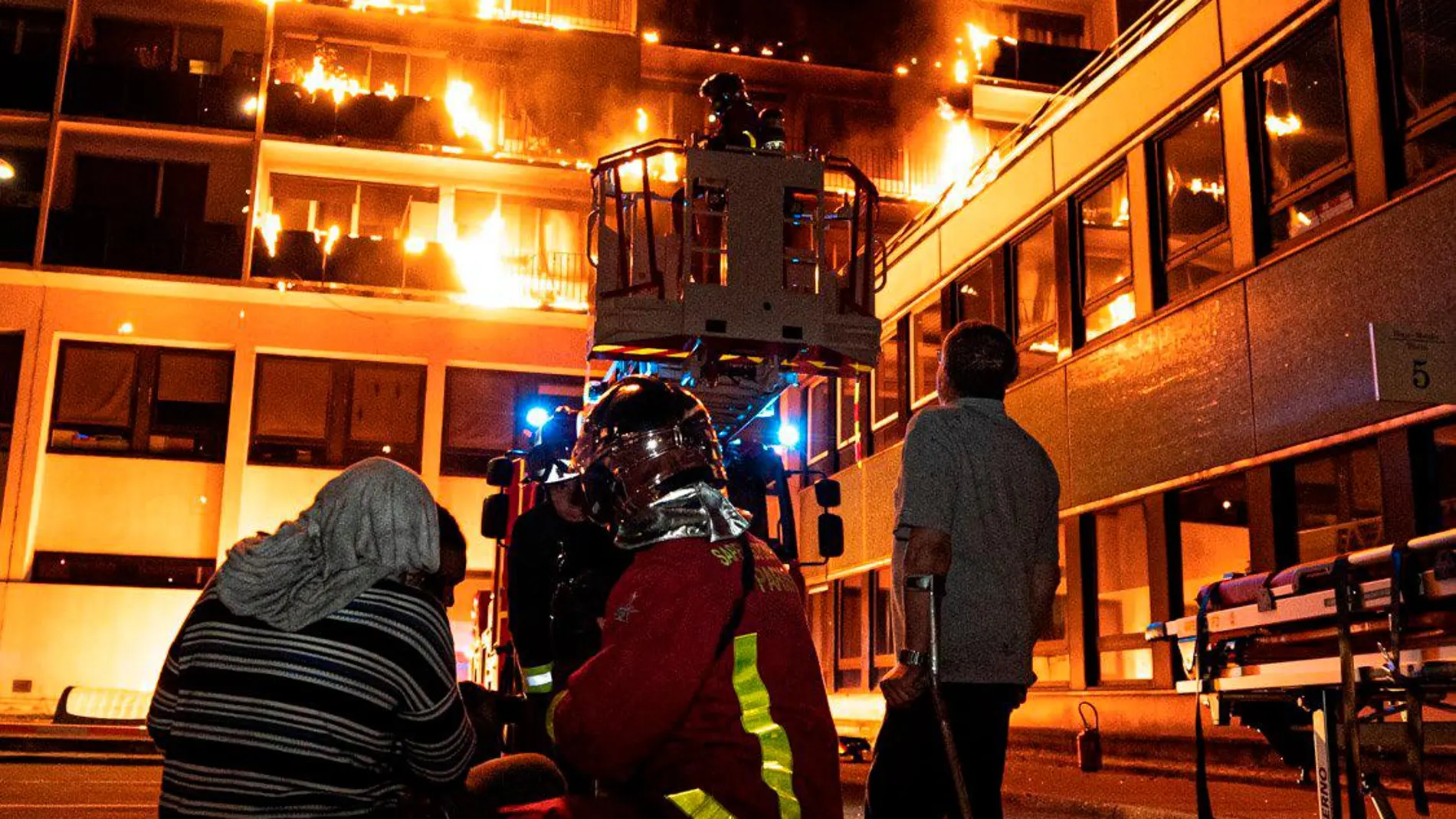 Bomberos trabajan para extinguir el incendio en el hospital Henri Mondor/ Foto: Twitter