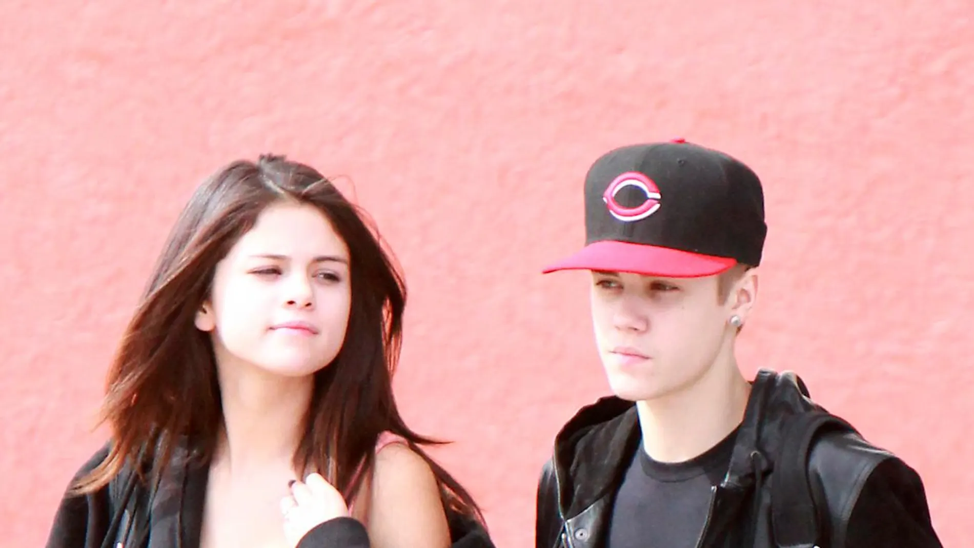 Los cantantes Justin Bieber y Selena Gomez por las calles de México en 2011