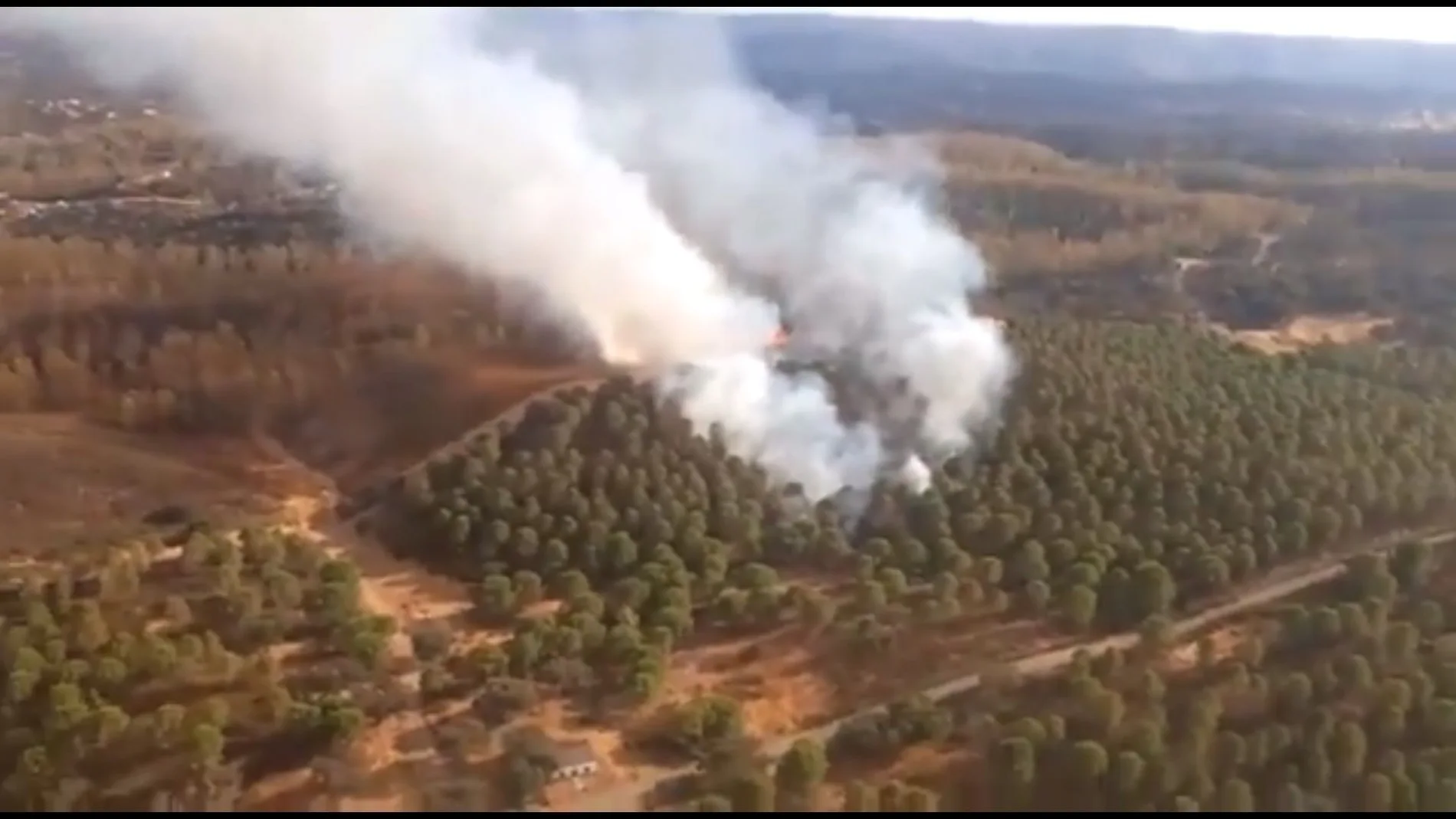 El incendio afecta en la conocida como segunda fase de los Lagos del Serrano /Foto: La Razón