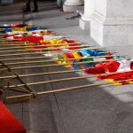 Banderas tumbadas en el suelo del Senado