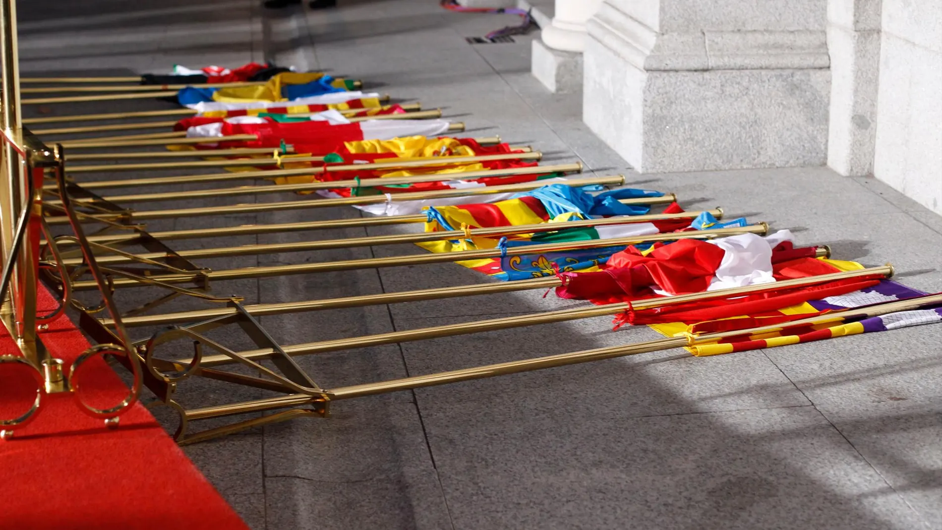 Banderas tumbadas en el suelo del Senado