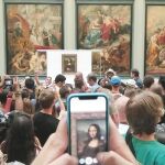 Apenas se puede ver «La Gioconda», de Leonardo da Vinci, en su nueva sala debido al público que cada día acude a verla