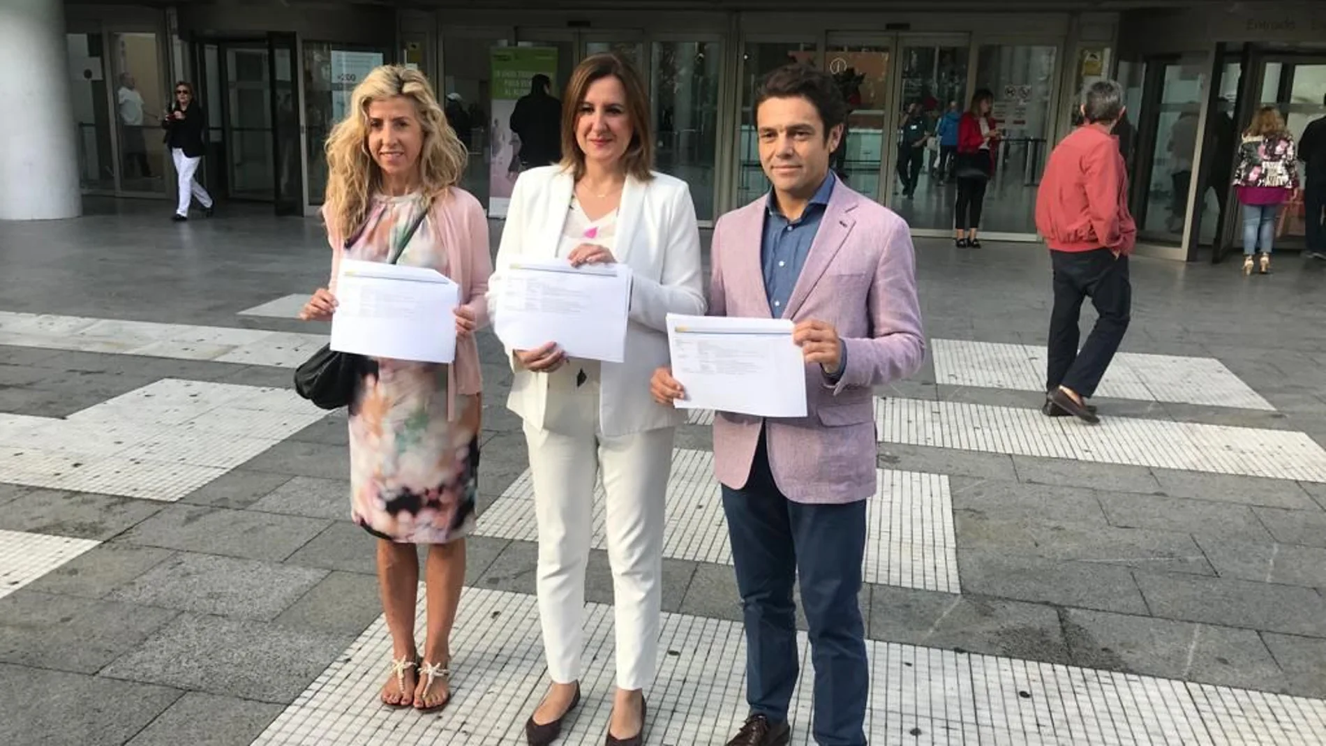 La portavoz del Grupo Popular, María José Catalá, junto con los concejales populares y consejeros de la EMT, Carlos Mundina y Marta Torrado