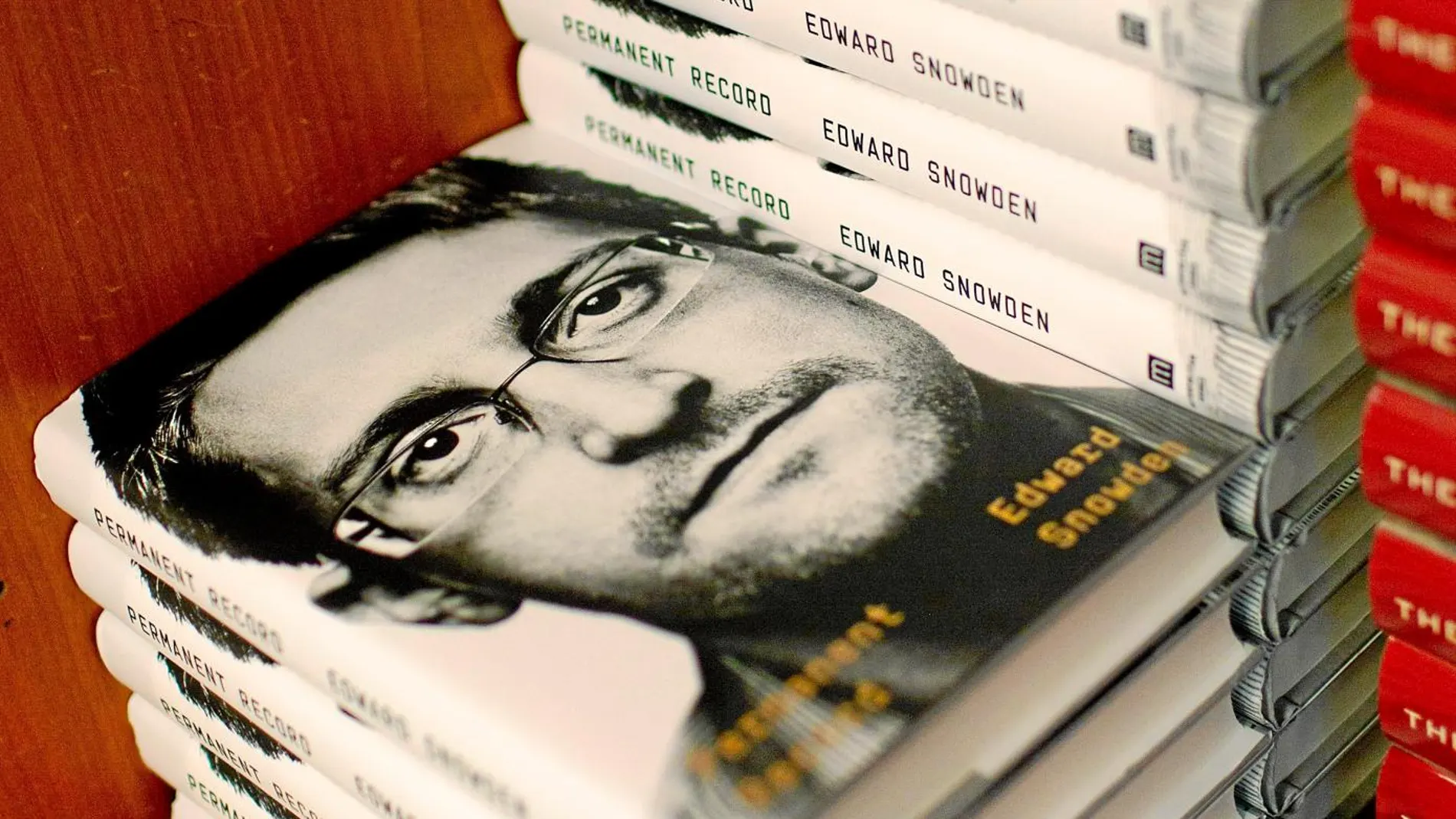 Varios ejemplares de «Vigilancia permanente», el libro de memorias del ex agente de la NSA Edward Snowden, exiliado en Rusia