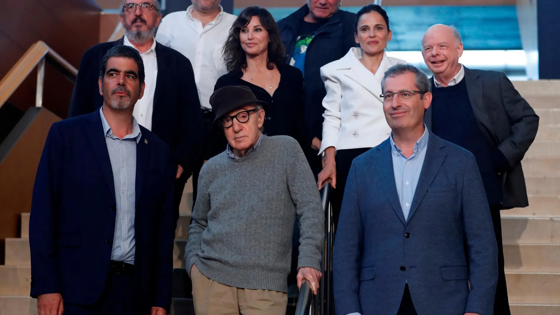 El director Woody Allen junto con los actores Jaume Roures, Elena Anaya, Wally Shawn, Gina Gersho, Sergi López, el alcalde Eneko Goia y el director del Festival Internacional de Cine de San Sebastián, Jose Luis Reborinos / EFE