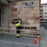 Un operario limpia las pintadas independentistas aparecidas de madrugada en la Subdelegación del Gobierno en Zamora