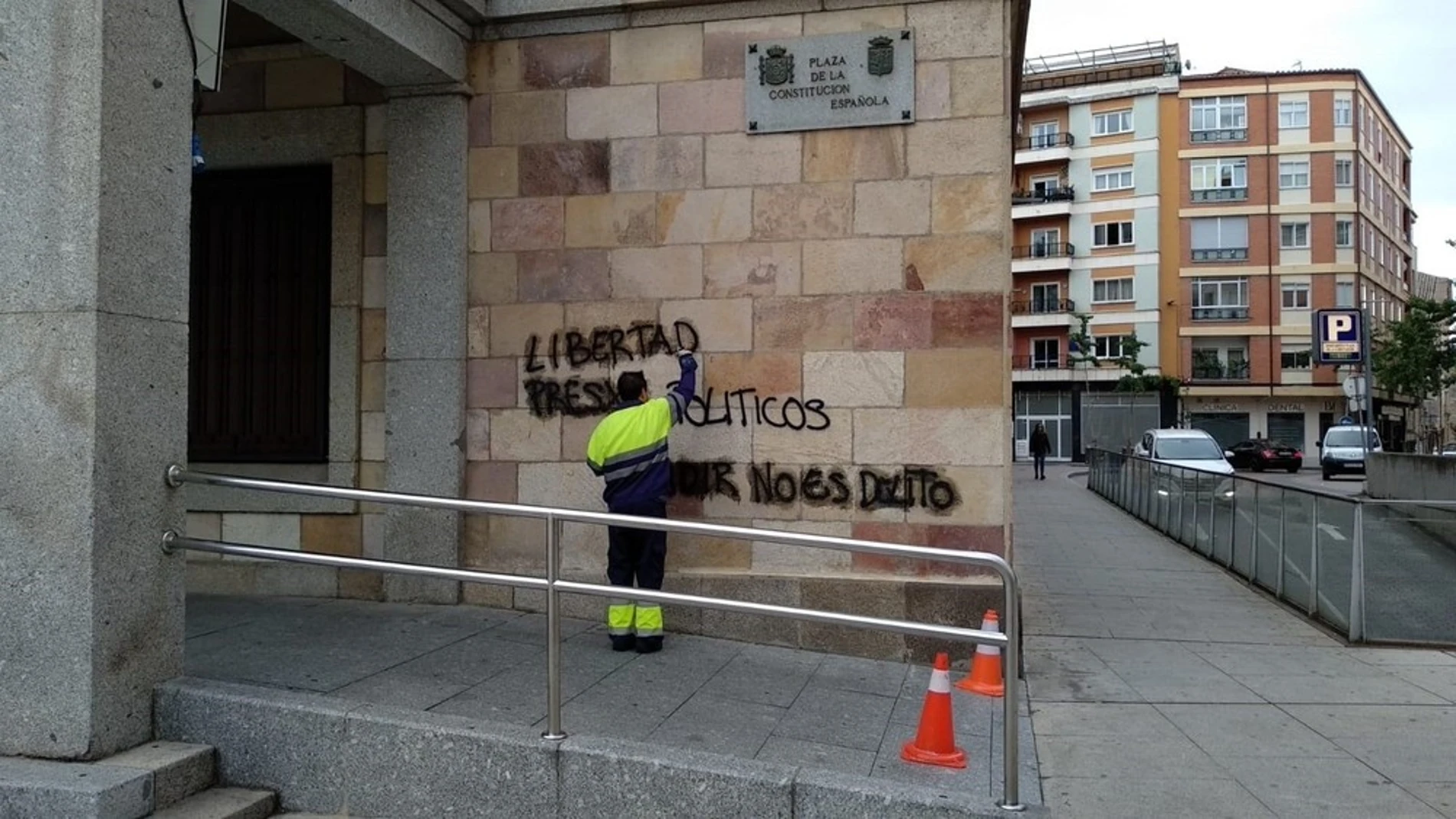 Un operario limpia las pintadas independentistas aparecidas de madrugada en la Subdelegación del Gobierno en Zamora