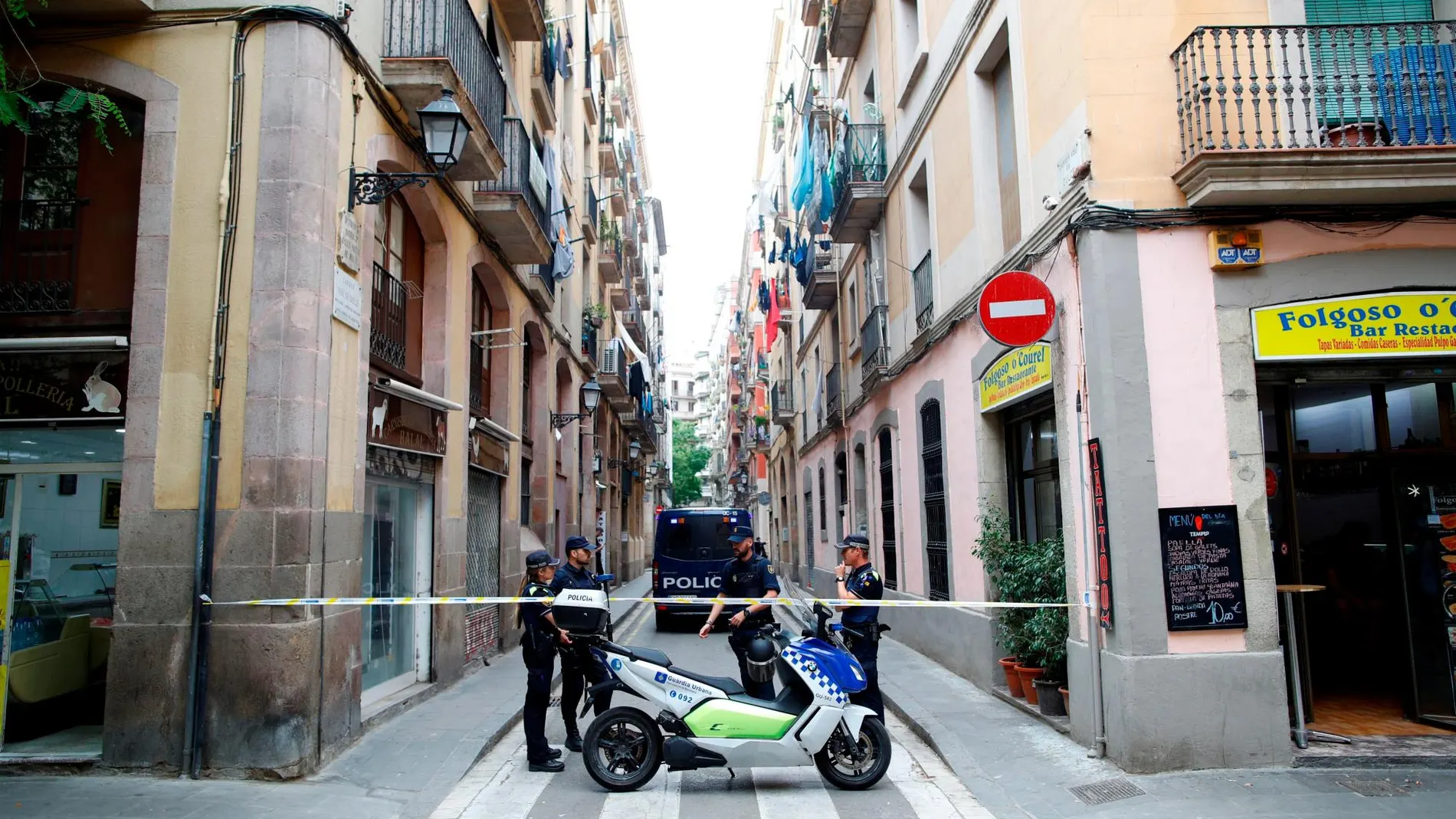 Mossos d,Esquadra, guardia urbanos y policías nacionales en una operación conjunta en junio