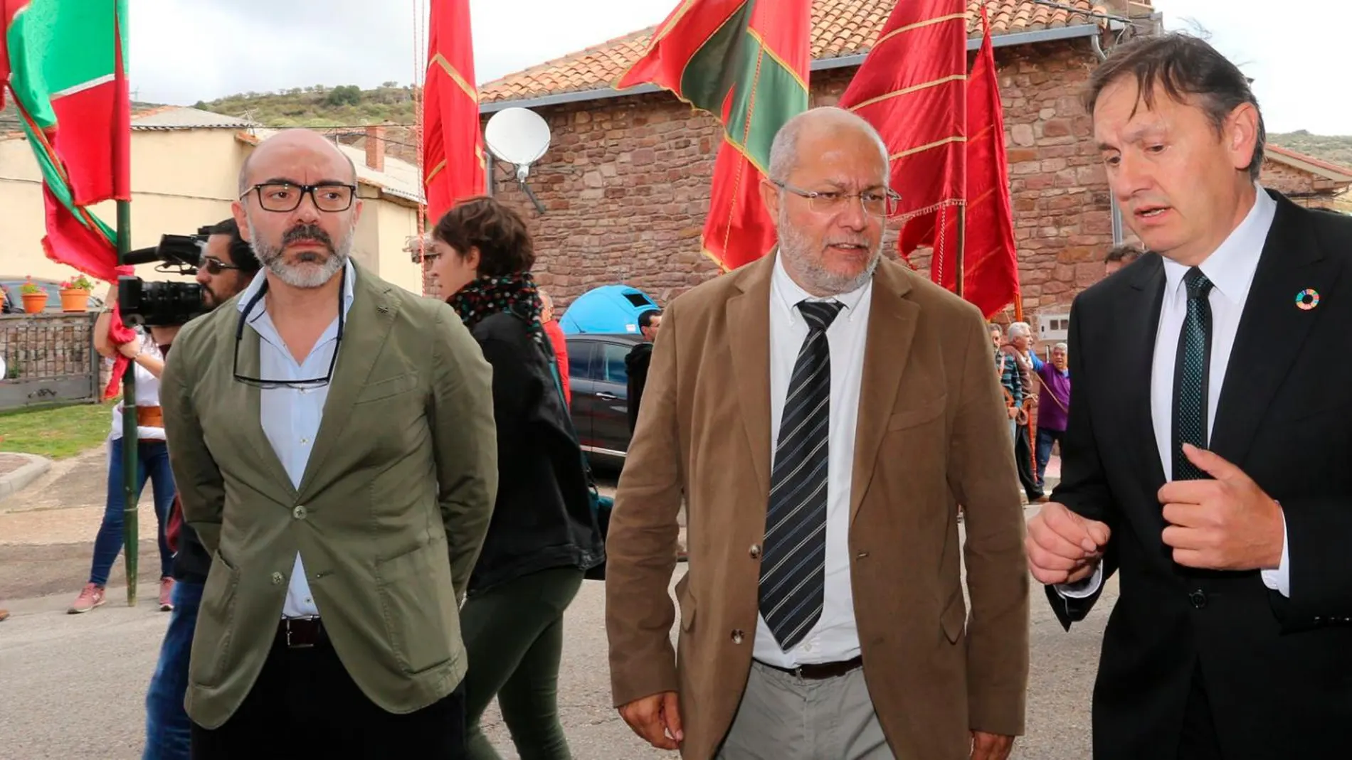 El vicepresidente, Francisco Igea; junto al consejero de Cultura, Turismo y Deporte, Javier Ortega; y al alcalde de Brañosera, Jesús María Mediavilla