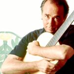 Perito agrícola y sexador de pollos en sus comienzos, Serrat aseguraba que había comenzado en la música para «tocar el culo a las chicas»