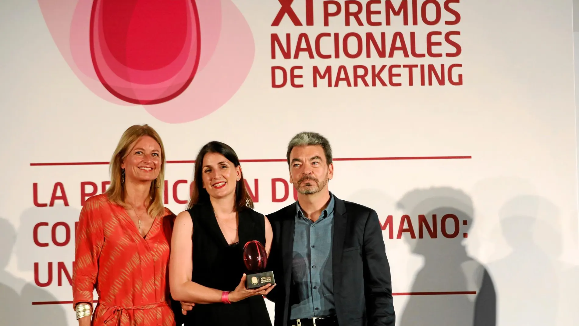 Cristina Villarroya (centro) y José Luis Arbeo (dcha.) recogieron el premio a BBVA de la mano de Laura Ros (izq.), directora general de Volkswagen España. Foto: Rubén Mondelo
