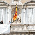 Funcionarios de la Generalitat retiran la pancarta de apoyo a los presos tras la orden del TSJC. Foto: Europapress