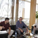 El presidente de la Diputación de Málaga, Francisco Salado, junto a a los alcaldes de Sedella, Valle de Abdalajís y Ardales / La Razón