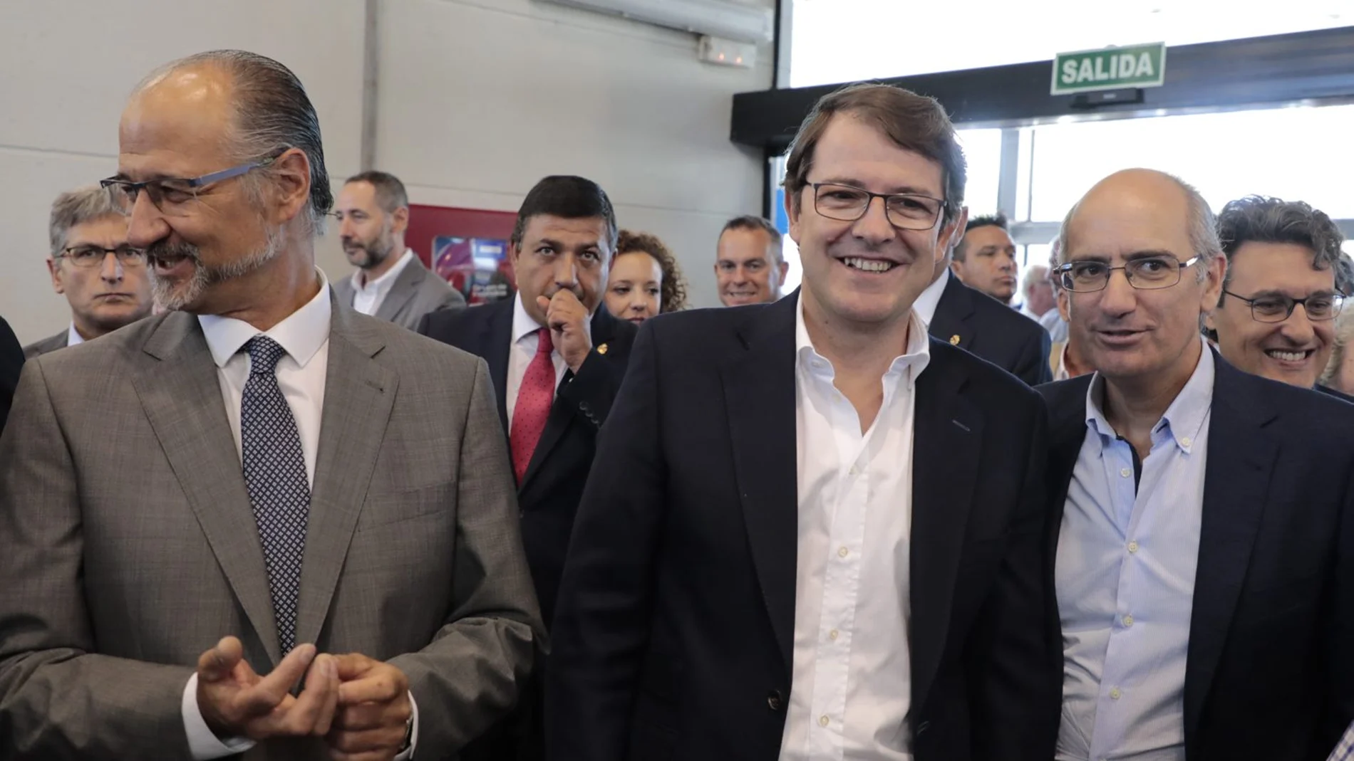 El presidente de la Junta, Alfonso Fernández Mañueco, acompañado del presidente de la Diputación de Salamanca, Javier Iglesias, y el de las Cortes, Luis Fuentes, en la inauguración de la Feria