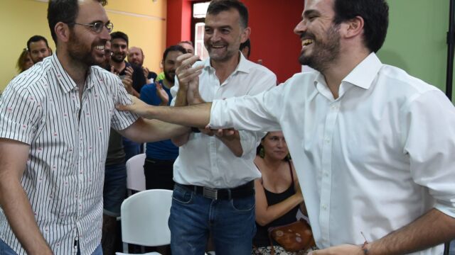 Alberto Garzón (d) felicita a Toni Valero en presencia de su antecesor, Antonio Maíllo / Foto: Ke-Imagen