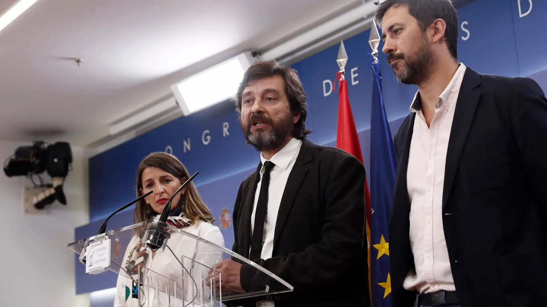 Los dirigentes de Podemos Yolanda Díaz, Rafa Mayoral y Antonio Gómez-Reino Varela, durante la rueda de prensa que han ofrecido hoy en el Congreso/Efe