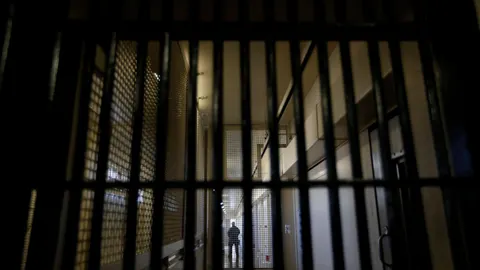 Varios reclusos del módulo peligroso de Campos del Río intentaron amotinarse tras agredir a varios agentes