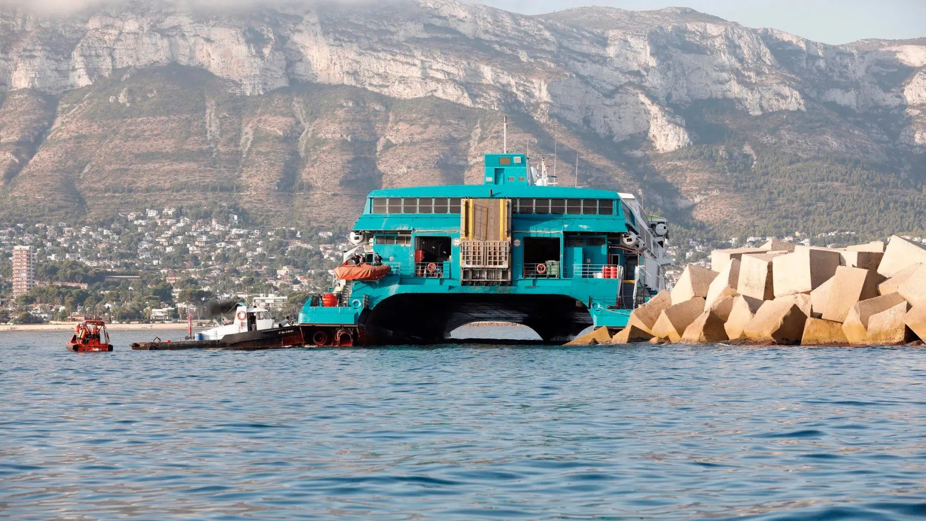 El ferry de la compañía Baleària que encalló la pasada noche en la escollera del puerto de Dénia (Alicante) transportaba 393 pasajeros que, en su totalidad, han resultado ilesos y han sido evacuados, a tierra, esta mañana en la bocana del puerto de la localidad alicantina