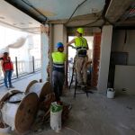 Operarios trabajan en las obras del hotel Riu en el Edificio España. (Foto: Rubén Mondelo)