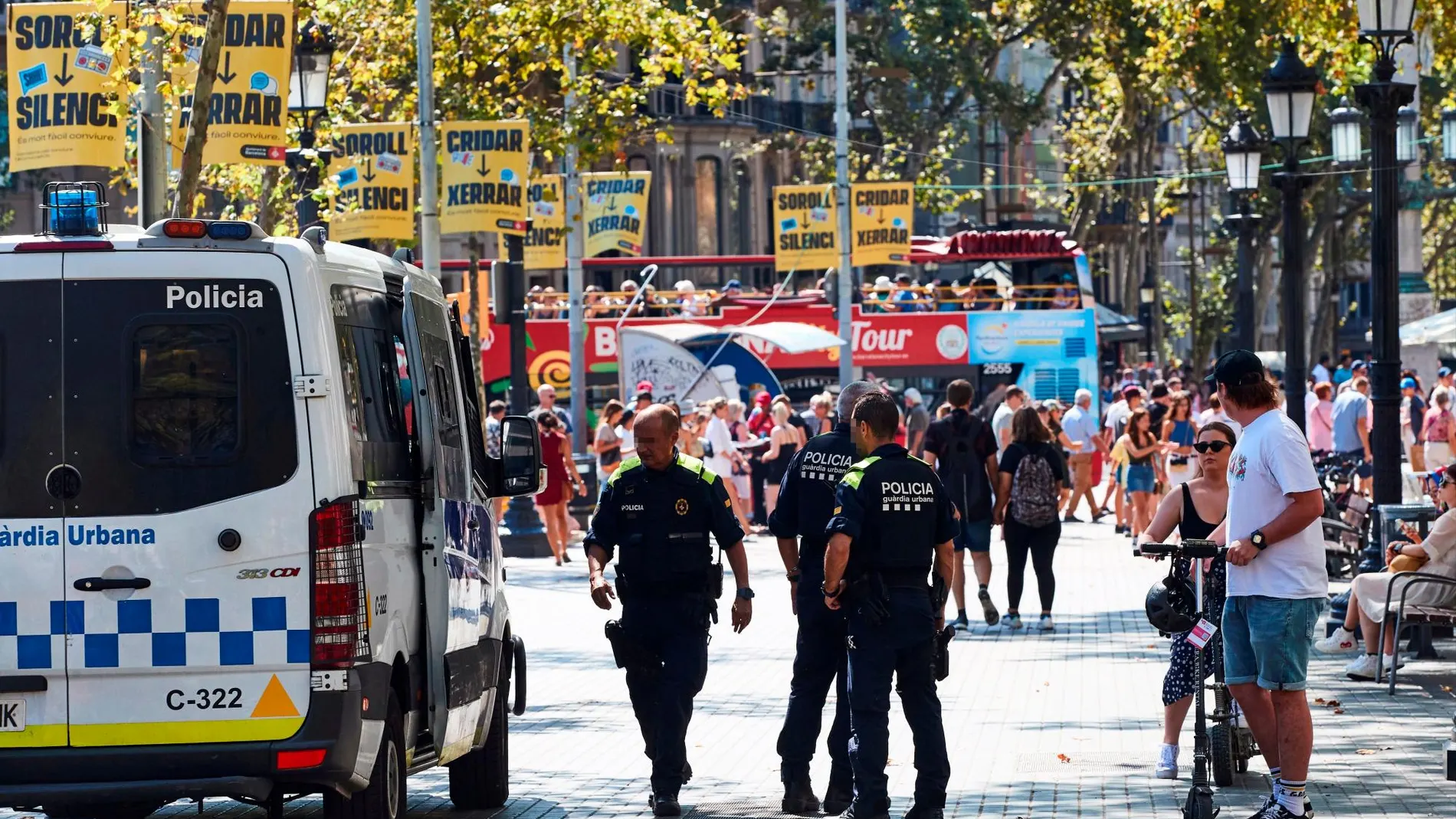 Agentes de la Guardia Urbana en las inmediaciones de la Rambla, en el distrito barcelonés de Ciutat Vella