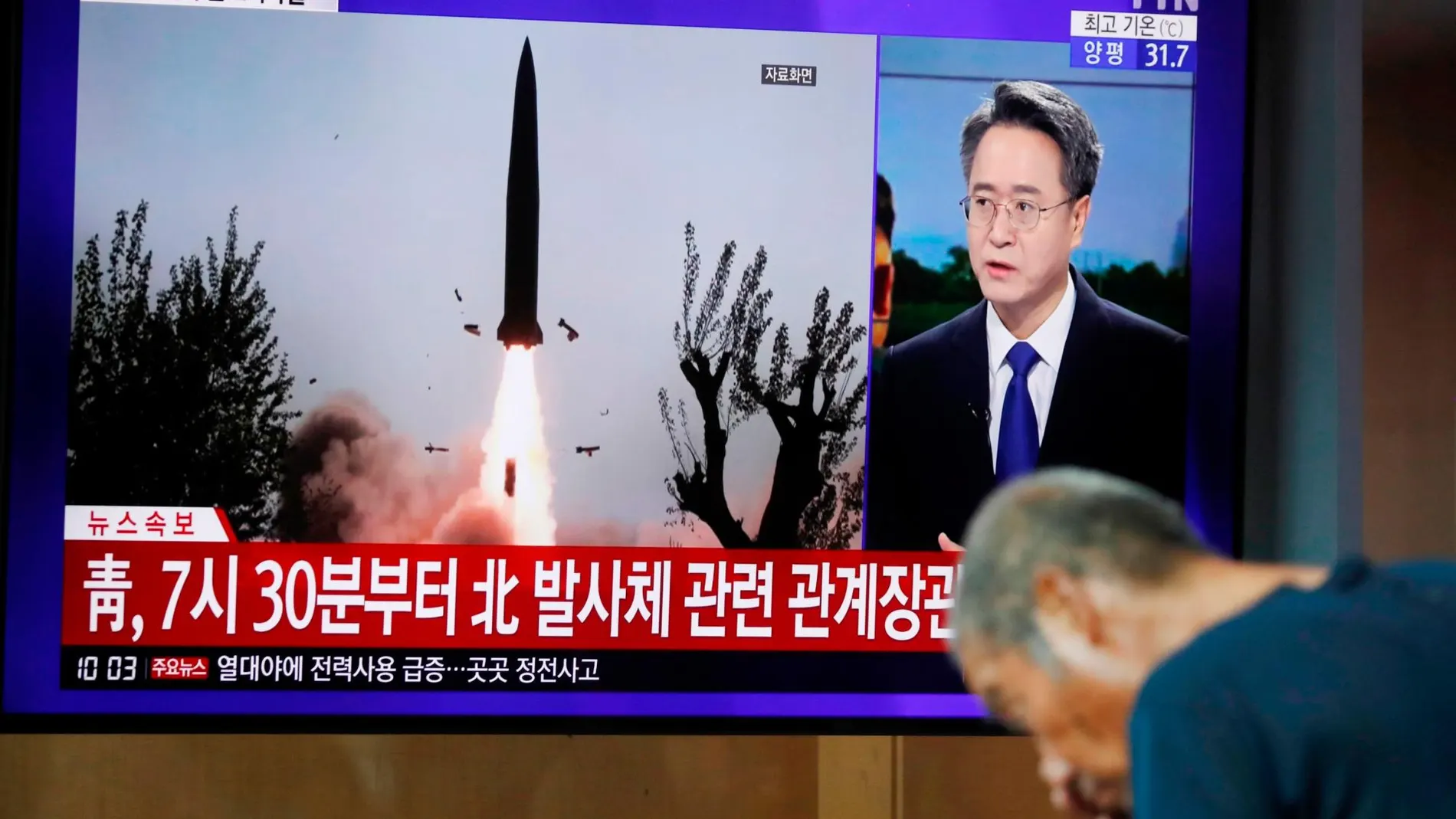 Un hombre ve en una tienda de Seúl imágenes del último lanzamiento de misiles de Corea del Norte/Reuters