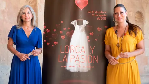 La consejera de Cultura y Patrimonio Histórico, Patricia del Pozo, junto a la artista granadina, Marina Heredia / Foto: EFE