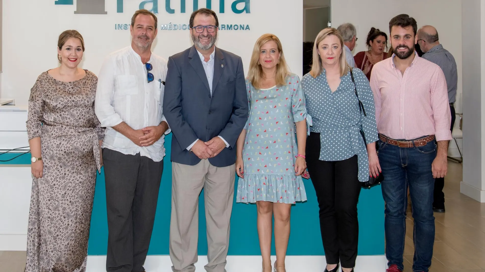 José Antonio Méndez Ferrer, gerente del Hospital Fátima junto al Alcalde de Carmona, Juan Manuel Ávila, y parte del equipo de Gobierno de Carmona / Foto: La Razón